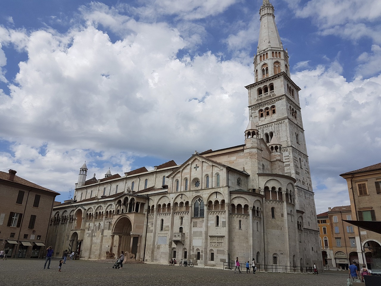 modena-2324333_1280.jpg