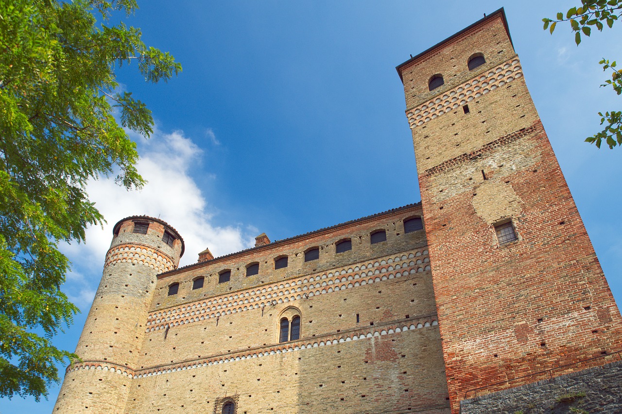 serralunga-dalba-castle-6694957_1280.jpg