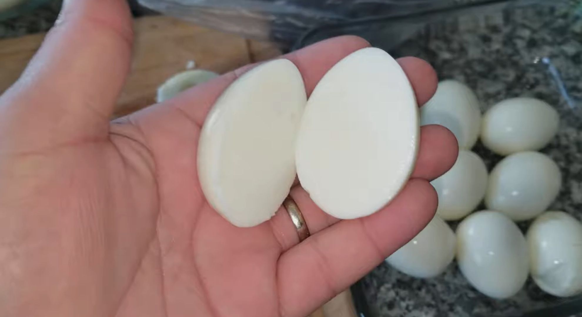Yolkless%20egg.jpg